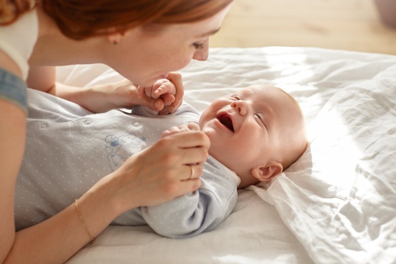 Мама с малышом дремлет. Младенец 16:9. Baby lying down. Новое время мама. Детским голосом мама