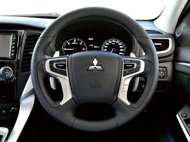slide image for gallery: 17194 | Mitsubishi Pajero Sport салон