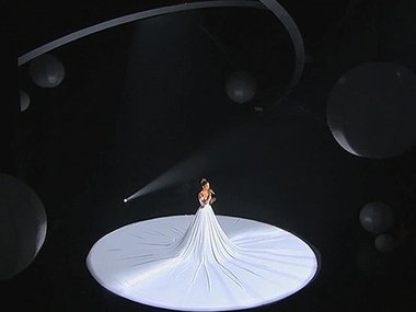 Slide image for gallery: 4951 | Дженнифер выступила в белоснежном платье с 6-метровым подолом
