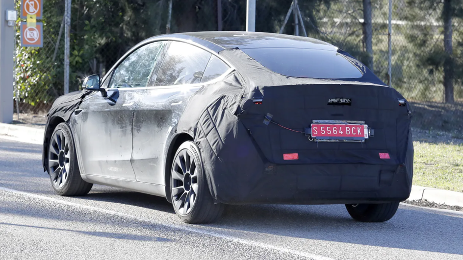 внешний вид задней стороны обновленной Tesla Model Y Juniper