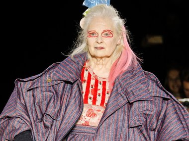 Slide image for gallery: 9998 | Вивьен Вествуд. Бабушке британской моды — 77 лет. Но она все никак не успокоится. Манекенщицы на ее показах носят космический макияж и крайне странную одежду, а сама знаменитость выбирает для прядей розовый, ярко-рыжий или з