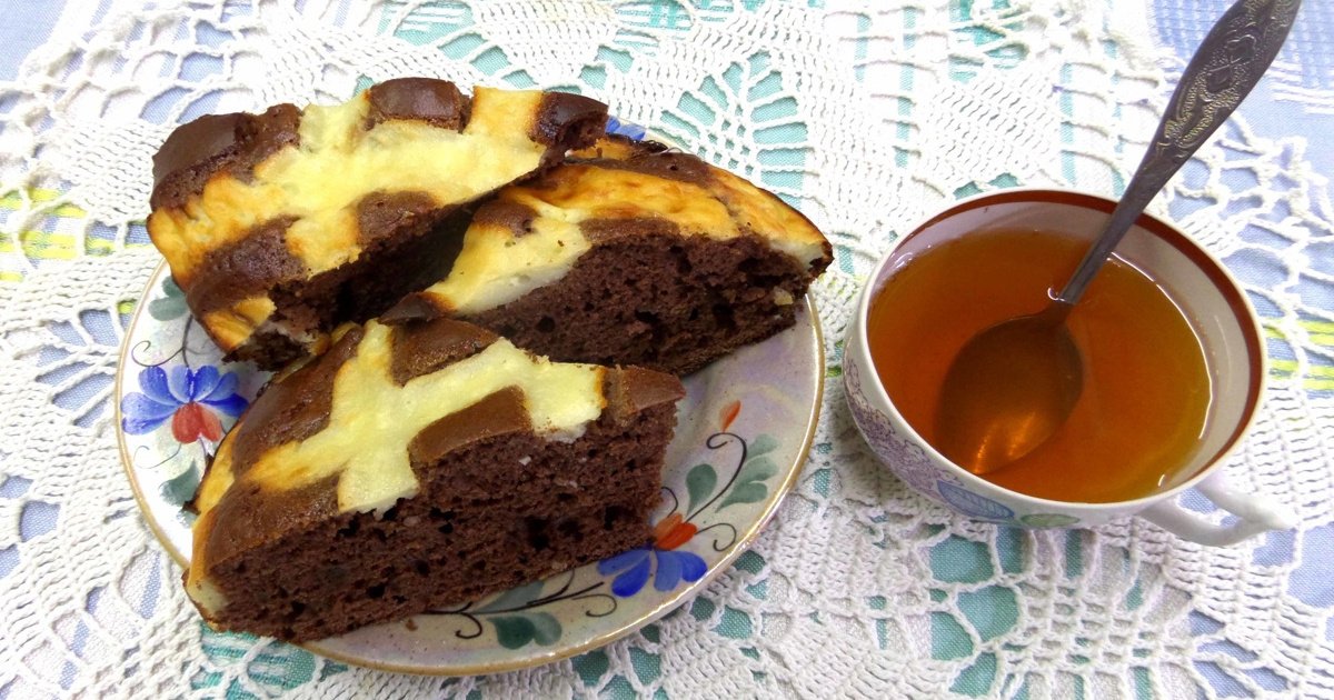 Рецепт: Торт из печенья и творога - Нежный творожный тортик с какао и изюмом!