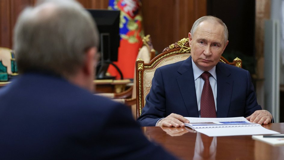 Владимир Путин за столом с Геннадием Красниковым 