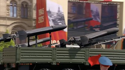 Колонна войск беспилотных систем впервые прошла по Красной площади Колонна войск беспилотных систем впервые прошла по Красной площади