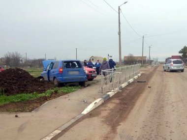 slide image for gallery: 27825 | Подросток на иномарке сбил велосипедиста и повредил две машины