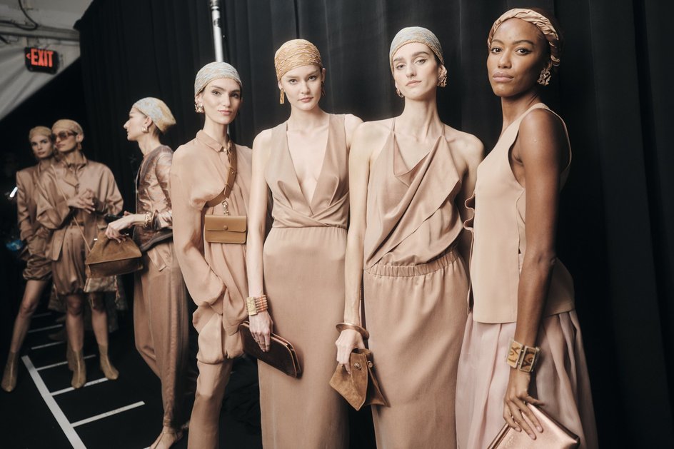 Показ Giorgio Armani RTW Spring 2025 Показ Giorgio Armani RTW Spring 2025