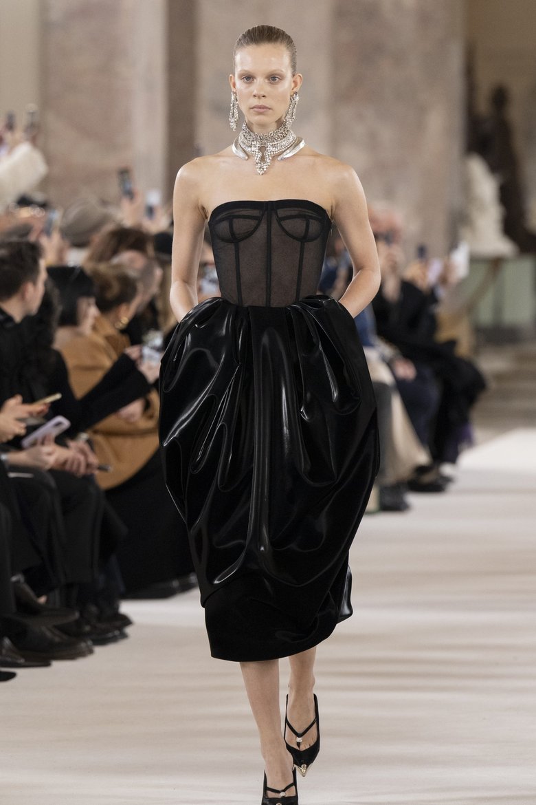 Модель на показе Schiaparelli Модель на показе Schiaparelli