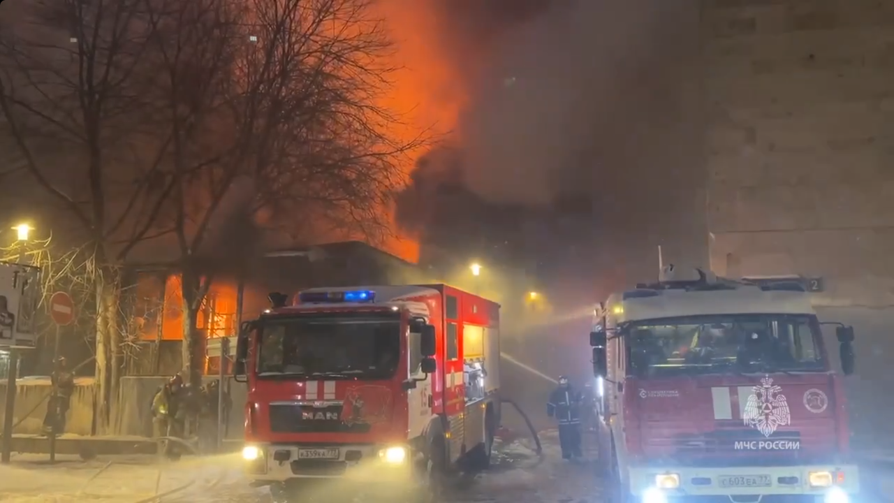 Пожар на крыше строящейся 18-этажки потушили в Воронеже: видео - Новости  Mail.ru