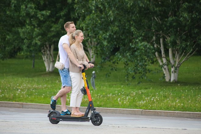 На электросамокате вдвоем