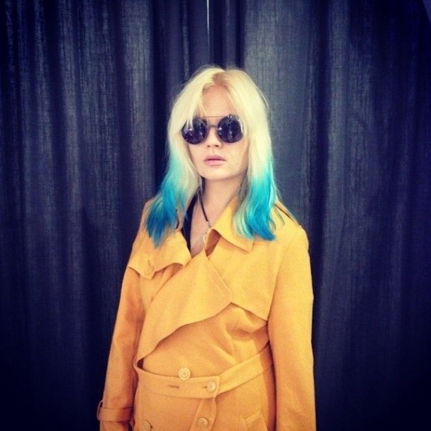 Маша Гойя перекрасила волосы в желто-голубой