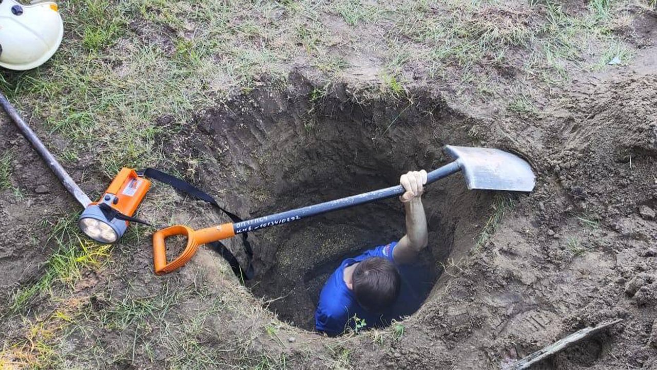 В Минусинске спасли щенка, провалившегося в канализацию