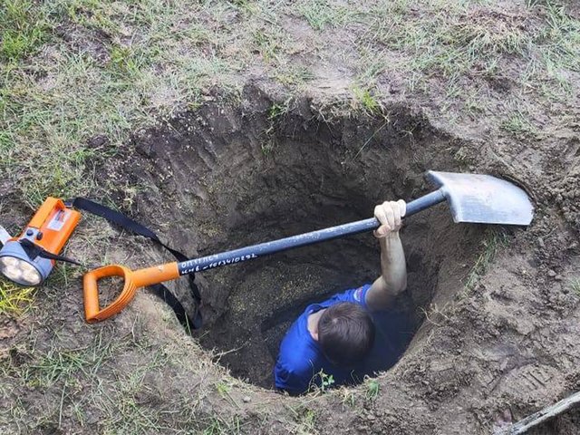 В Минусинске спасли щенка, провалившегося в канализацию