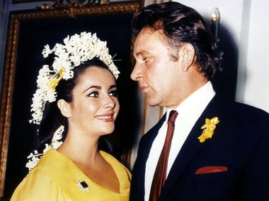 Slide image for gallery: 13991 | Они познакомились в 1963 году на съемках фильма «Клеопатра», когда Лиз была еще в браке с четвертым мужем.  Год спустя, в марте 1964-го, Ричард Бертон стал ее пятым официальным супругом. Их брак, полный бурных страстей, про