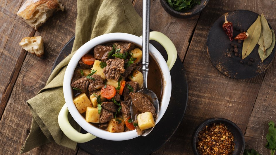 Запеченное мясо в горшочках лежит на столе Запеченное мясо в горшочках лежит на столе