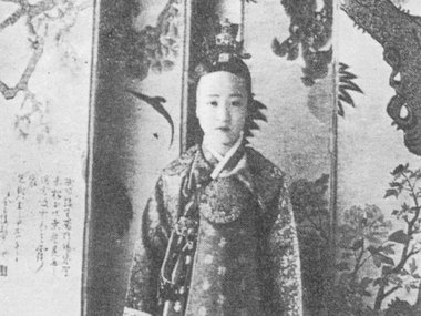 Slide image for gallery: 11920 | Корейская принцесса Токхе вышла замуж за японского графа Такеюки в возрасте 13 лет. Это супружество было мучением для обоих, ведь брак был заключен по приказу императрицы Теймей, которая искала выгоду в любом мероприятии и