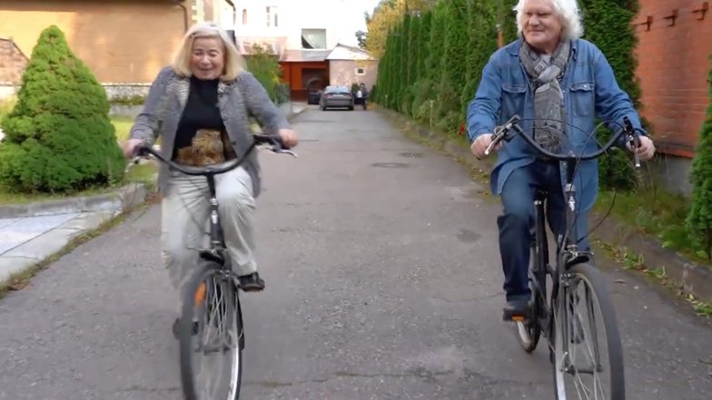 Юрий Куклачёв со своей супругой Еленой. Они любят кататься на велосипедах в свободное время.  Фото: НТВ