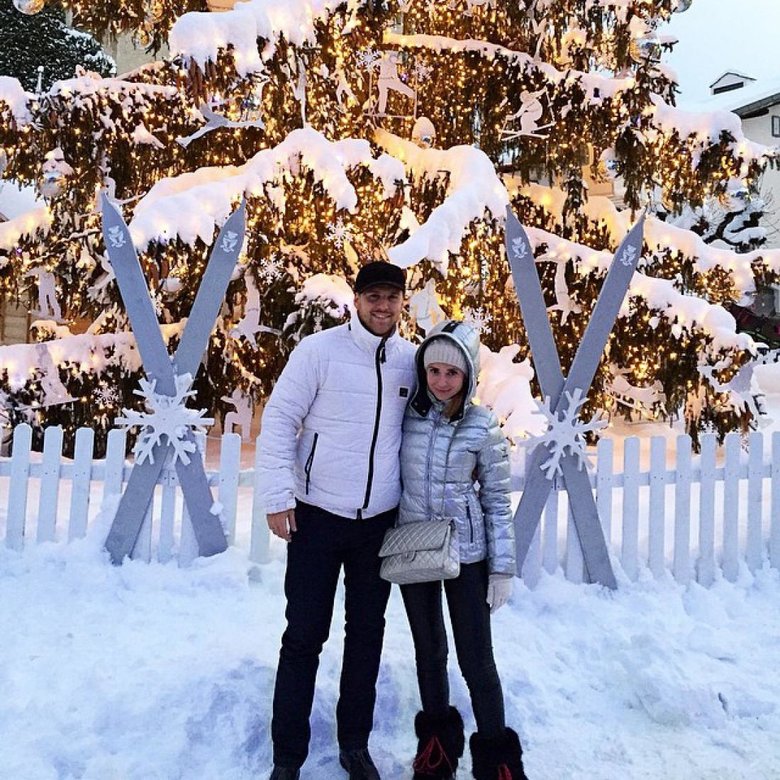 Галина Юдашкина с мужем Петром Максаковым отдыхает во французских Альпах