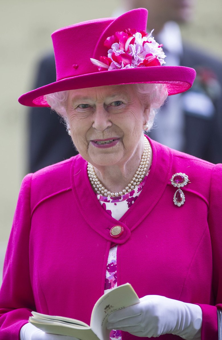 Королева Елизавета II лично дала старт скачкам