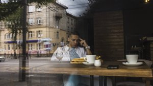 Мужчина в депрессии попивает кофе