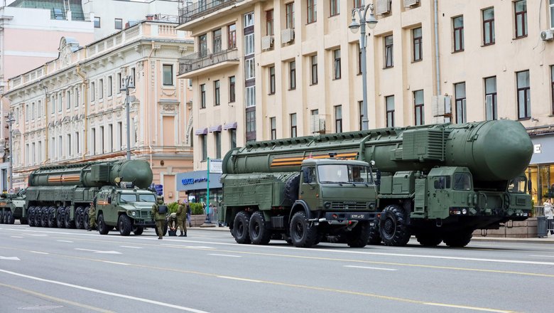 Машины-ракетоносители на улицах города