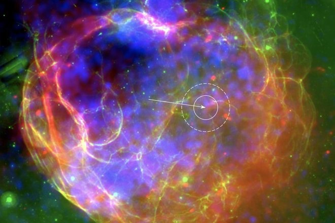 Комбинация оптических (зеленый цвет), рентгеновских (синий) и радио- (красный) изображений остатка вспышки сверхновой Спагетти (S147) Комбинация оптических (зеленый цвет), рентгеновских (синий) и радио- (красный) изображений остатка вспышки сверхновой Спагетти (S147)