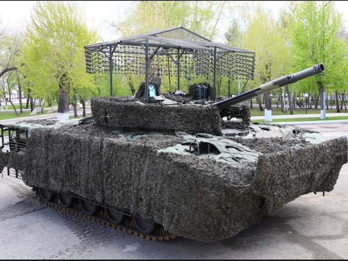 Боевая машина с противодроновым козырьком стоит на асфальте Боевая машина с противодроновым козырьком стоит на асфальте