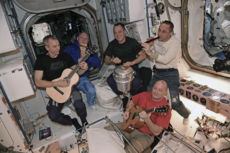 Музыка космонавтам не чужда. Фото: Роскосмос