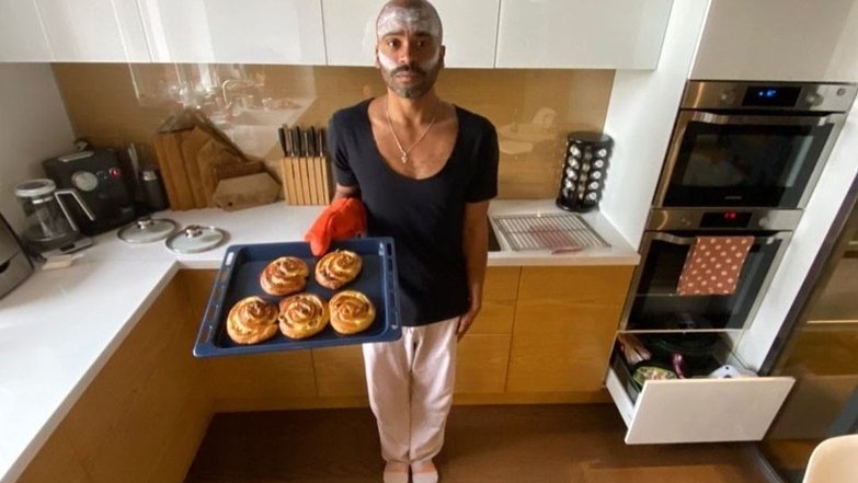 Мигель на своей кухне. Фото: Instagram.com