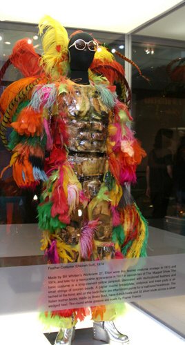Концертный костюм 1974 года — экспонат выставки Sir Elton John — Elements of an Icon