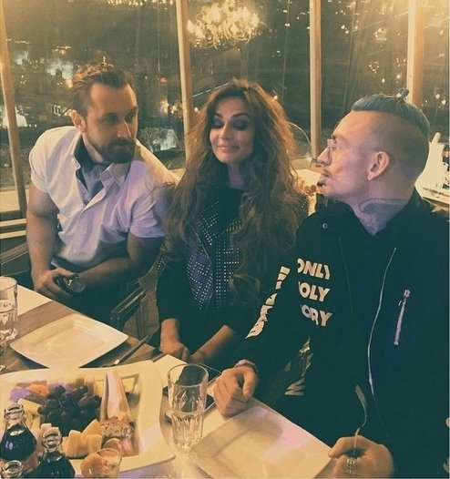 После премии Алена вместе со Славой (справа) отправилась в ресторан, чтобы встретиться с друзьями