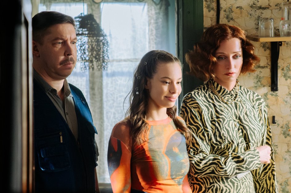 Иван Моховиков, Ника Жукова и Екатерина Стулова в сериале «Киловаттино» Иван Моховиков, Ника Жукова и Екатерина Стулова в сериале «Киловаттино»