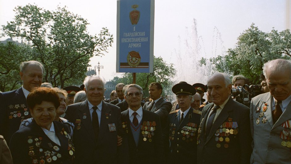 Встреча ветеранов Великой Отечественной в сквере Большого театра, 1995 год Встреча ветеранов Великой Отечественной в сквере Большого театра, 1995 год