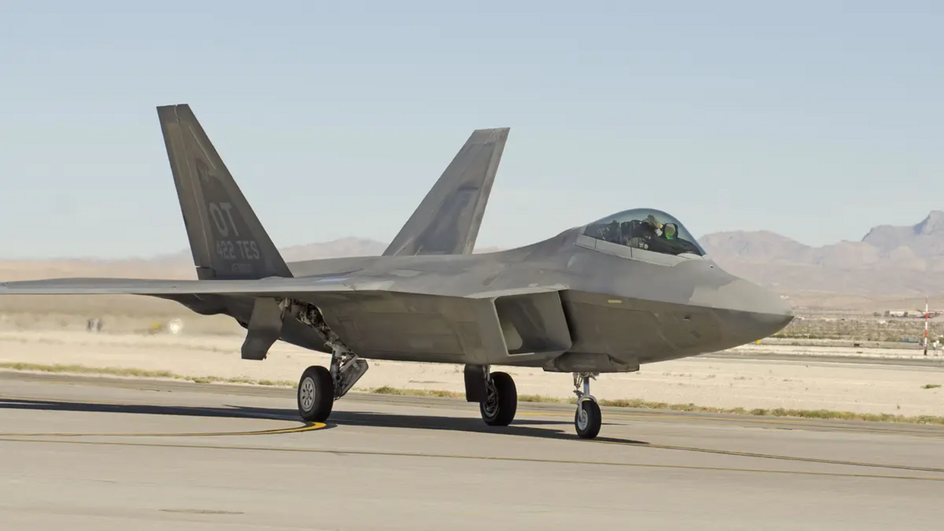Изображение самолета F-22 с системой-невидимкой на авиабазе Неллис Изображение самолета F-22 с системой-невидимкой на авиабазе Неллис