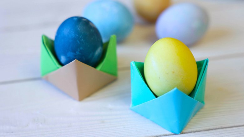 разноцветные пасхальные яйца в бумажных подставках