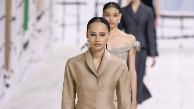 Модель в костюме на показе Dior Haute Couture