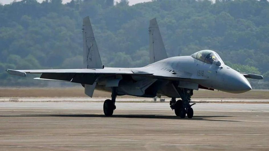 Палубный истребитель РЭБ Shenyang J-15DT Палубный истребитель РЭБ Shenyang J-15DT