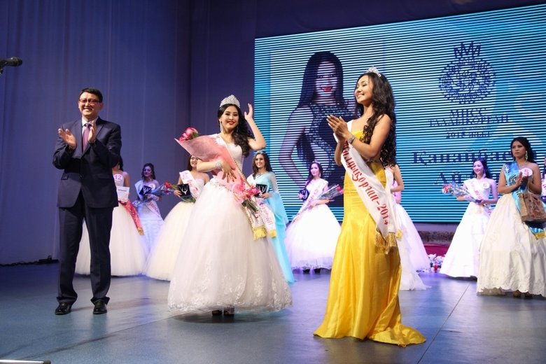 Айдана Канайбаева получила корону из рук «Мисс Талдыкорган 2014» Айданы Мажбек