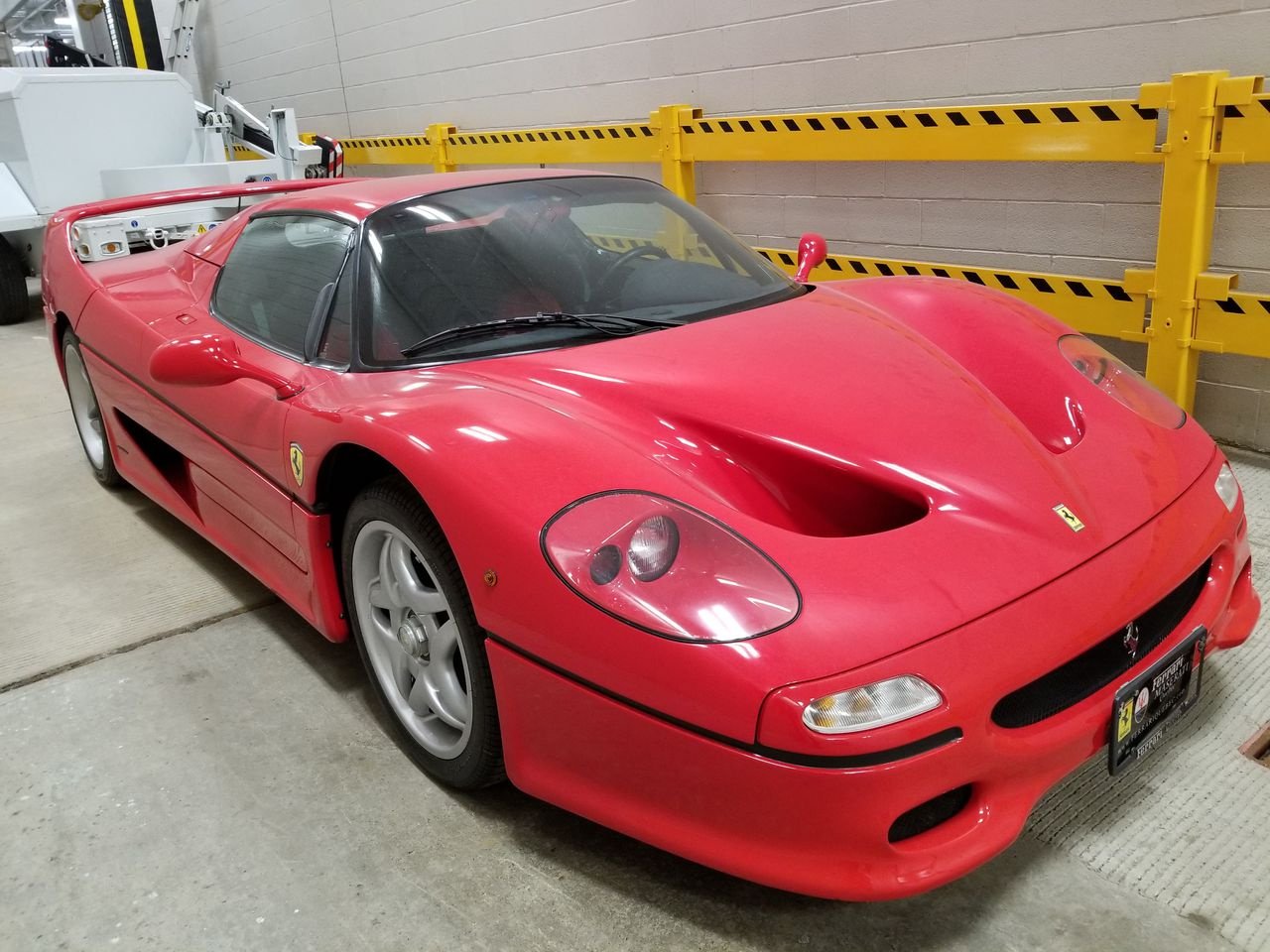 Эту Ferrari F50 угнали 18 лет назад. Никто не знает, кто ее владелец