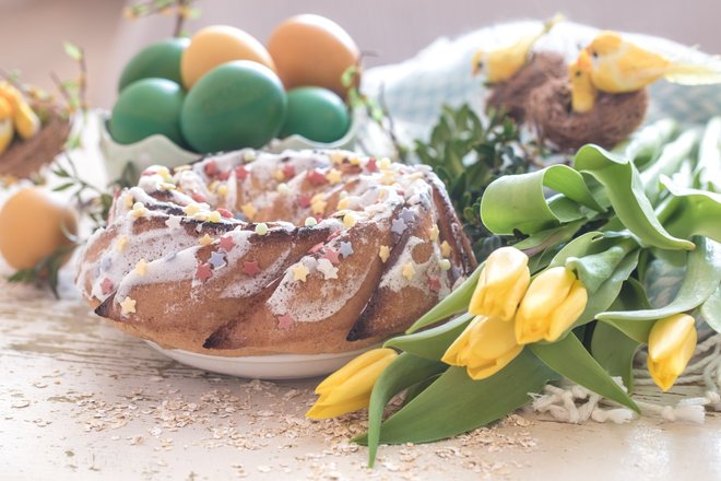 кулич с пасхальными яйцами кулич с пасхальными яйцами