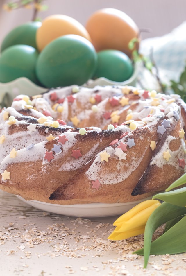 кулич с пасхальными яйцами