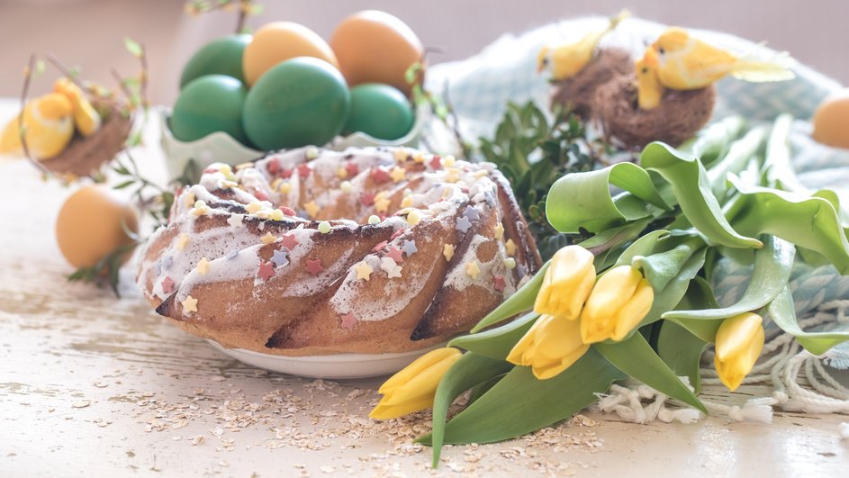Кулич и пасхальные яйца как яркий акцент для праздничного преображения дома Кулич и пасхальные яйца как яркий акцент для праздничного преображения дома