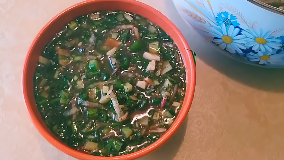 Тарелка ПП-окрошки с курицей стоит на столе Тарелка ПП-окрошки с курицей стоит на столе