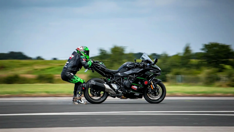 Kawasaki Ninja протащил Джона Дэвиса за собой на огромной скорости.