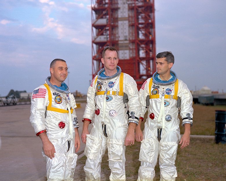 Экипаж «Аполлона» за несколько дней до трагедии. Слева направо: Эдвард Уайт, Вирджил Гриссом, Роджер Чаффи. Фото: NASA