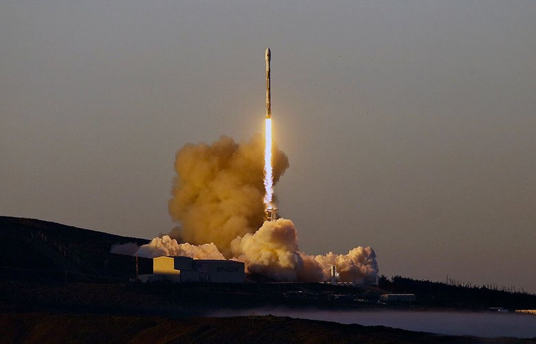Первая ступень Falcon 9 садится на морскую платформу после запуска. Фото: SpaceX