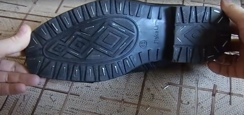 Скобки от степлера — надежный друг ваших кроссовок зимой / Источник: YouTube канал: Школа Ремонтника