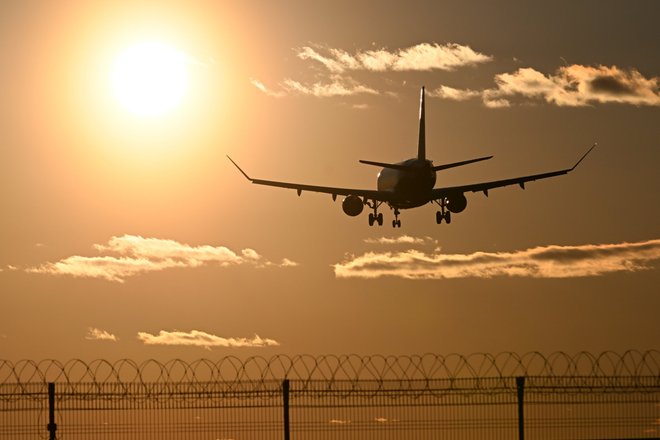 Самолет AIRBUS A320 авиакомпании "Аэрофлот" заходит на посадку в международном аэропорту Шереметьево им. А.С. Пушкина. Самолет AIRBUS A320 авиакомпании "Аэрофлот" заходит на посадку в международном аэропорту Шереметьево им. А.С. Пушкина.