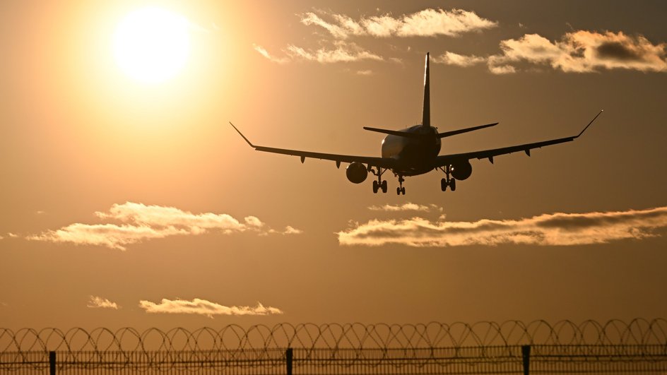 Самолет AIRBUS A320 авиакомпании "Аэрофлот" заходит на посадку в международном аэропорту Шереметьево им. А.С. Пушкина. Самолет AIRBUS A320 авиакомпании "Аэрофлот" заходит на посадку в международном аэропорту Шереметьево им. А.С. Пушкина.