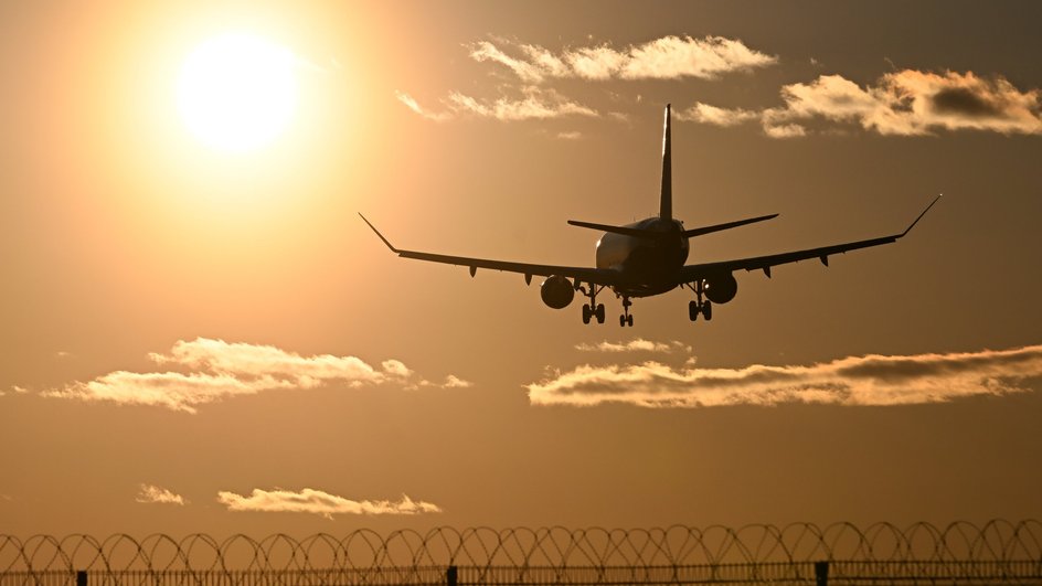 Самолет AIRBUS A320 авиакомпании "Аэрофлот" заходит на посадку в международном аэропорту Шереметьево им. А.С. Пушкина. Самолет AIRBUS A320 авиакомпании "Аэрофлот" заходит на посадку в международном аэропорту Шереметьево им. А.С. Пушкина.