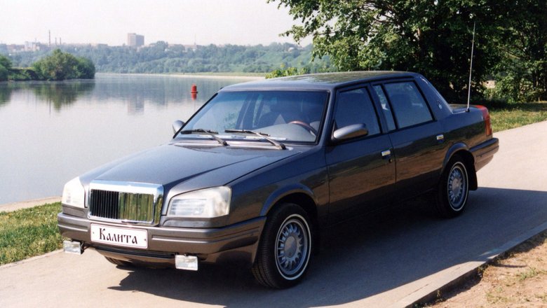 Москвич-2142 в версиях «Князь Владимир» и «Иван Калита» (на фото), по сути, стали последними моделями, вышедшими с конвейера АЗЛК. В 2002 году предприятие обанкротилось